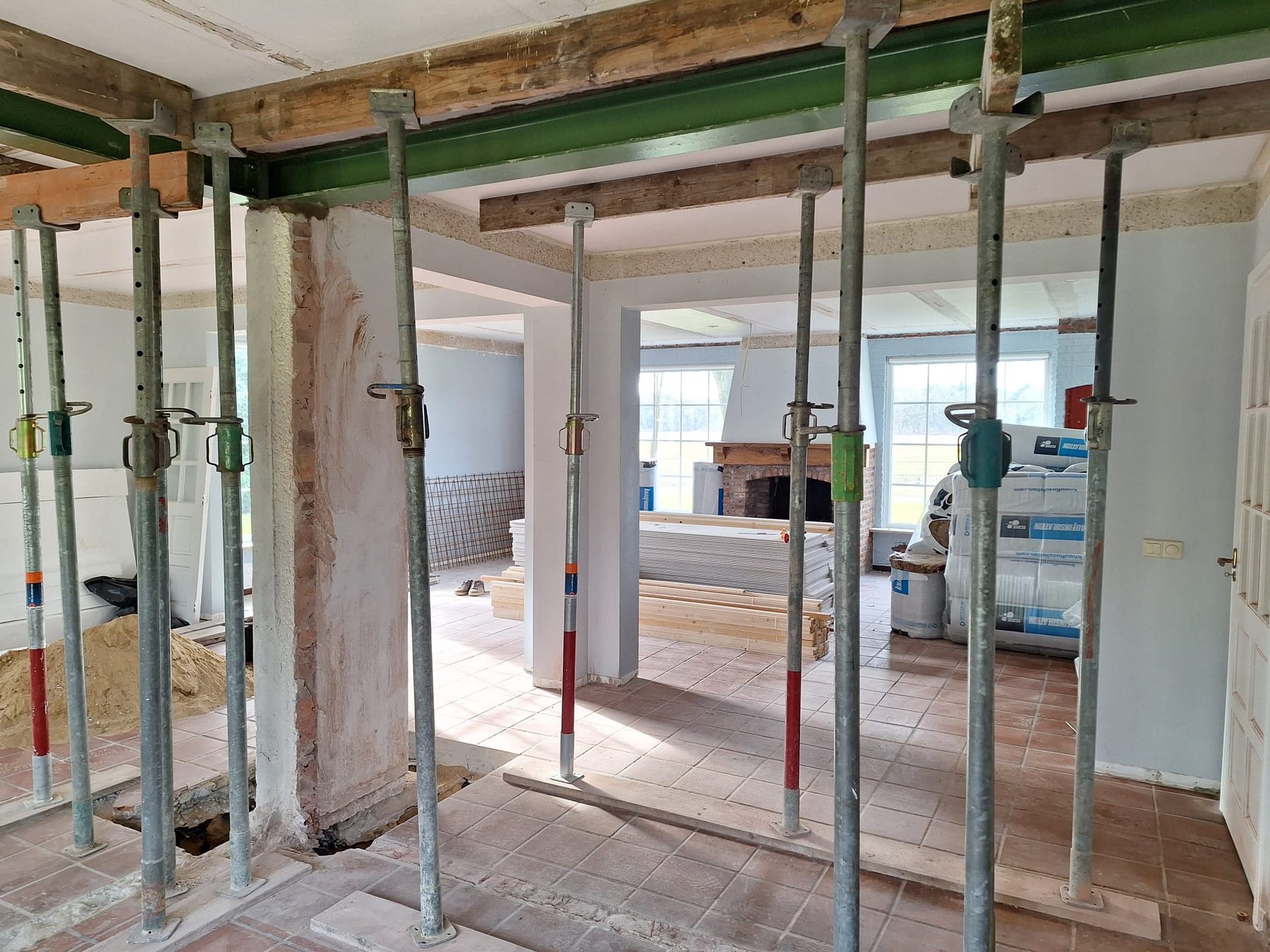 Doorbraak met staalconstructie