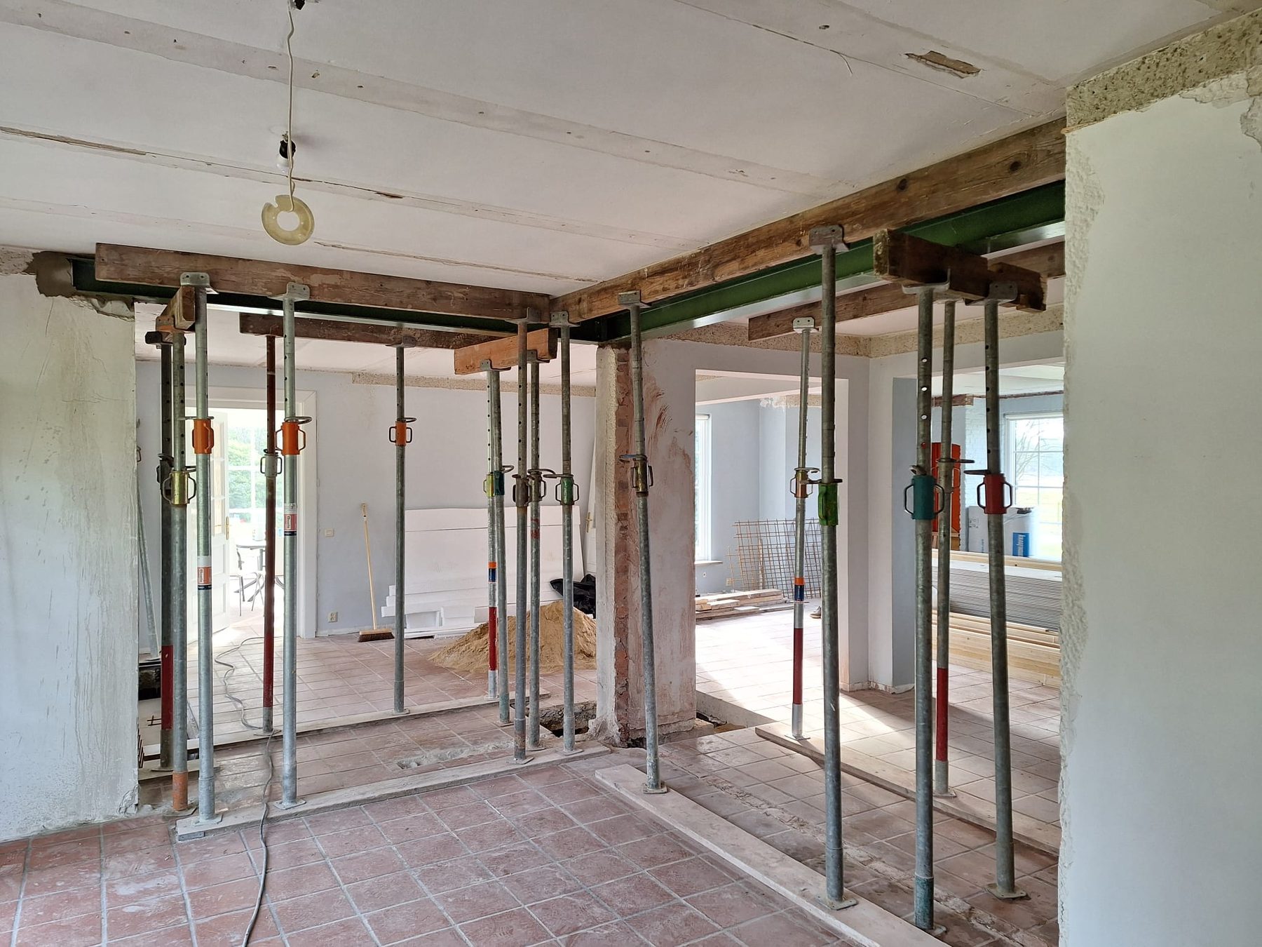 Doorbraak met staalconstructie